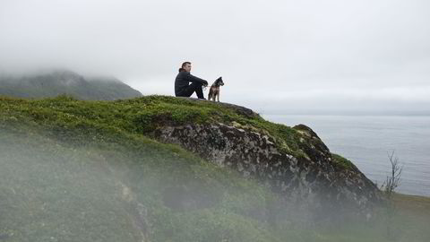 Horisonten. Myser man ordentlig godt, kan man kanskje skimte Senjas nærmeste nabo Jan Mayen. – Det er veldig stille her, selv om det blåser voldsomt, sier musikeren Geir Jenssen om Mefjordvær, det lille fiskeværet han bor i