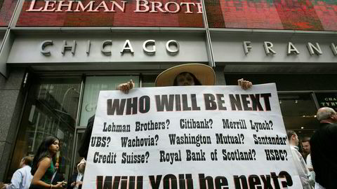 Stemningsbilde utenfor Lehman Brothers' hovedkontor i New York den 15. september 2008, dagen banken gikk konkurs og sendte verden ut i kaos.