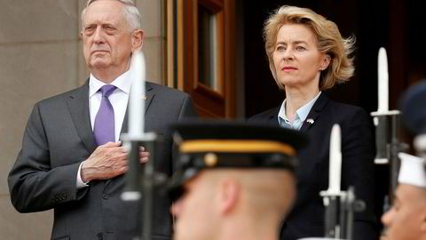 USAs forsvarsminister Jim Mattis sammen med Tysklands forsvarsminister Ursula von der Leyen hos Pentagon.