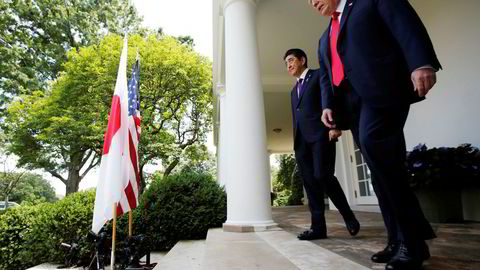 Donald Trump og Japans statsminister Shinzo Abe ønsker å unngå en ødeleggende handelskrig. Nå er de to økonomiske stormaktene blitt enige om å forhandle frem en omfattende handelsavtale. USA vil ikke innføre straffetoll på import av japanske biler mens forhandlingene pågår.