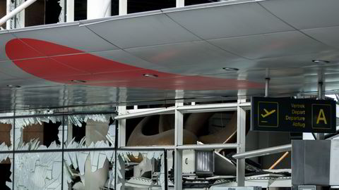 Brussel lufthavn Zaventem kommer ikke til å åpne for passasjerflyginger før tidligst tirsdag som følge av terroraksjonen. Foto: Andrew Harnik/AP/NTB SCANPIX