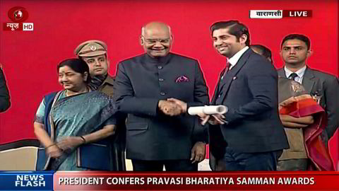Stortingsrepresentant Himanshu Gulati (Frp) (til høyre) ble tildelt den indiske Diaspora-prisen av Indias president Ram Nath Kovind i januar 2019. Myndighetene dekket både flybilletter og hotell for Gulati.