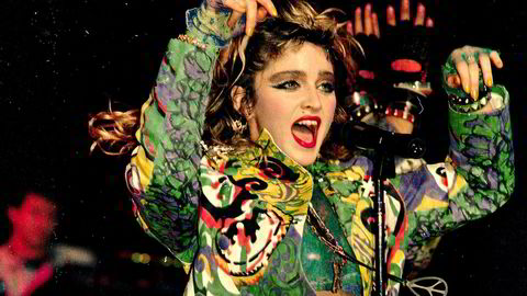 Anno 1985. Madonna har vært et ikon og en verdensstjerne i 35 år og opp gjennom årene har stilbyttene vært hyppige og omvekslende. Her står hun på på scenen i Radio City Music Hall i New York i 1985.