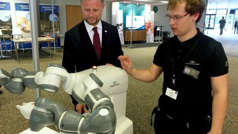 Helseminister Bent Høie besøkte tirsdag helseteknologikonferansen 37 degrees i Stavanger, og møtte Håvard Bakke fra Robot Norge.