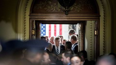 USAs President Donald Trump holder sin første tale i senatet. Her er Presidenten på vei ut etter talen.