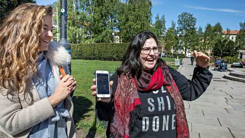 Olga Tsomaeva (28) til venstre og Anni Hoda (28) til høyre mener Facebook både sliter med tilliten og med å nå de unge.