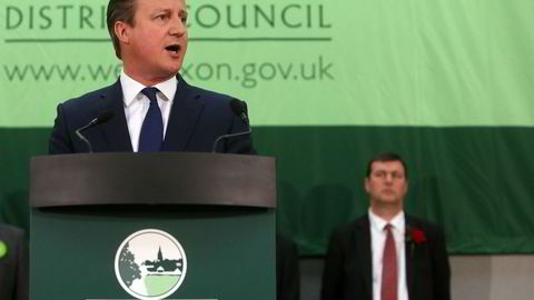 VALGSEIER: Storbritannias statsminister David Cameron taler på Windrush Leisure Centre fredag morgen etter valgseieren. Foto: Geoff Caddick/AFP Photo/NTB scnapix