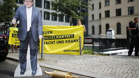 Demonstranter utenfor Tysklands føderale departement for transport og digital infrastruktur med en plakat av transportminister Alexander Dobrindt - som i dag møter Tysklands omstridte bilindustri.