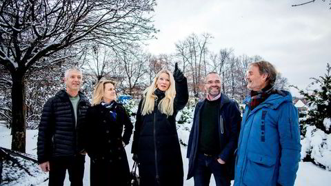 Sjeføkonom Kari Due-Andresen peker på mørke skyer i horisonten for global økonomi. Fra venstre: Steinar Holden, Hilde Bjørnland, Kari Due-Andresen, Ragnar Torvik og Knut Røed.