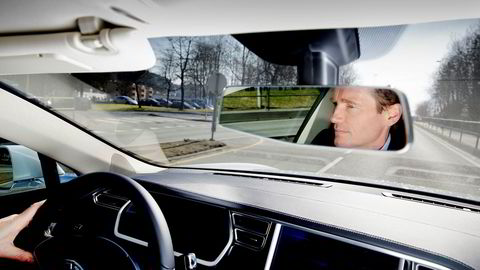 Investeringsdirektør Robert Næss, her i sin første Tesla Model S i 2014. Hans hobbyimport av nyere bruktbiler ble til elbilselger Ecocar i 2013.
