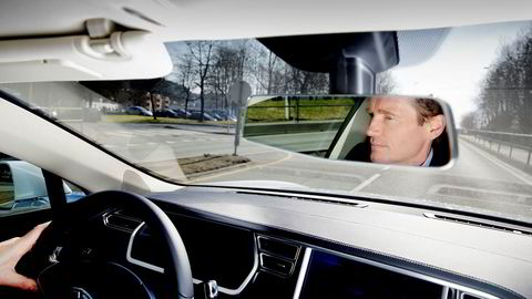 Investeringsdirektør Robert Næss, her i sin første Tesla Model S i 2014. Hans hobbyimport av nyere bruktbiler ble til elbilselger Ecocar i 2013.