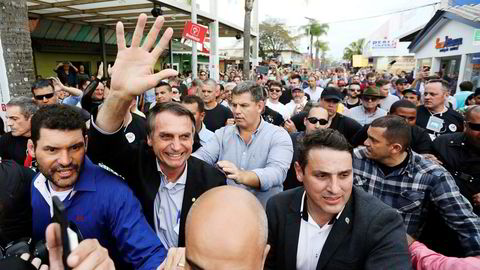 Høyrepopulisten Jair Bolsonaro ligger an til å vinne første valgomgang i presidentvalget i Brasil på søndag. Her er han på en landbuksmesse i Esteio for en drøy måned siden.