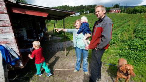 Jordbærbonde Lars Arne Landrø med datter Juliet Landrø, barnebarna Josefine og Alfred og hunden Lucy. Foto: Rune Ytreberg
