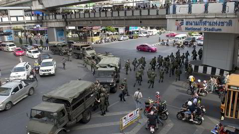 Tusenvis av soldater og politibetjenter er sendt til sentrum av Bangkok for å hindre forbudte demonstrasjoner mot kuppet i mai. Foto: Parcnchai Kittiwongsakul/AFP Photo/NTB Scanpis