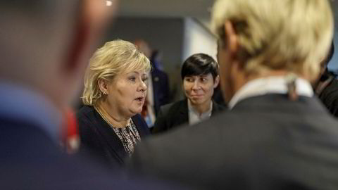Statsminister Erna Solberg og utenriksminister Ina Marie Eriksen Søreide (bak) var tilstede ved FNs hovedkvarter i New York under president Trumps tale tirsdag. De beklager deler av innholdet, men sier det meste var kjent fra før.