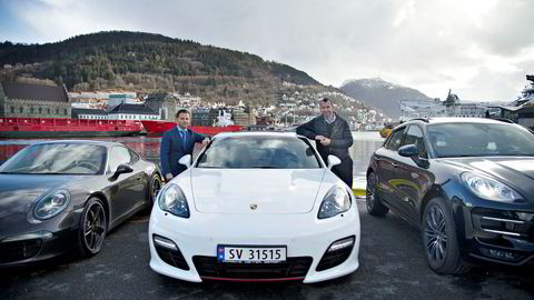 Espen Galtung Døsvig (til høyre) og daglig leder og medeier Endre Aase Johnsen i Porsche Center Bergen as har lykkes godt med salget av sportsbilmerket på Vestlandet.