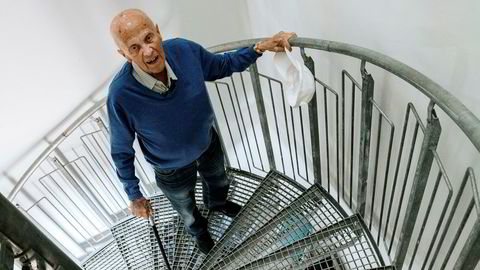 Ulf Dahl (95) har vanskelig for å komme opp til leiligheten sin etter at bostyrer har stengt ham ute fra heisen.