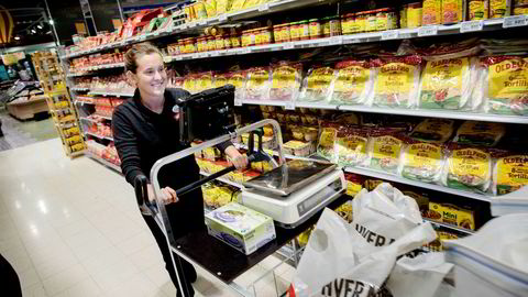 Dagligvarer på nett har hatt en høy vekst, men sliter med lønnsomheten. Her plukker Kathrine Berg-Larsen varer for Menys dagligvarebutikk på nett i supermarkedet på Bryn.