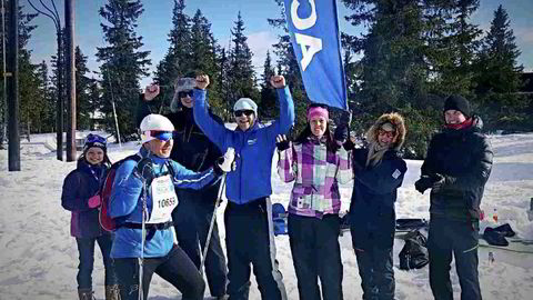 Ingar Tangen Odland (44) som bestemte seg for å gå Birkebeinerrennet da han ble diagnostisert med sykdommen Parkinson. Her møter han en heiagjeng under løpet lørdag. Foto: Privat