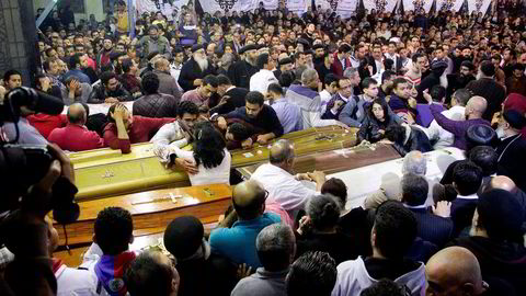 Palmesøndag ble 44 mennesker drept i kirker i Kairo og Alexandria. Terrororganisasjonen IS har tatt på seg skylden. Her fra begravelsen i Tanta.