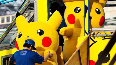 Nintendo håper nostalgiske småbarnsforeldre skal introdusere en ny generasjon til Pokémon-figurene, men investorer er skeptiske. The Pokémon Company sitter på rettighetene til figurene, som ofte er å se på gateplan i Japan. Her er skuespillere kledd ut som Pikachu på vei til et arrangement i Yokohama.