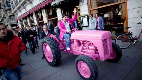 Jeg tror ikke Moods of Norway sin rosa traktor hadde kjørt seg fast i grøften hvis de hadde fylt merkevaren med ekte innhold og koblet selskapet til saker de unge brenner for, skriver artikkelforfatteren. Her Simen Staalnacke, en av gründerne bak klesmerket Moods of Norway.