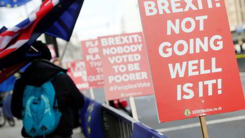 Brexit-usikkerheten har tvunget selskaper innen bank og finans til å forberede seg på verst tenkelig resultat, ifølge ny rapport. Tusener av milliarder har allerede forsvunnet ut. Her fra en anti-brexit-demonstrasjon i London mandag.