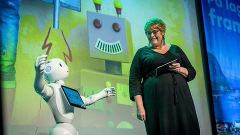 Trine Skei Grande fridde til både ungdommer og andre teknologioptimister da hun snakket med Roboten Pepper på Venstres landsmøte. Et av forslagene fra regjeringen er at de under 24 år skal betale lavere NRK-lisens enn andre.