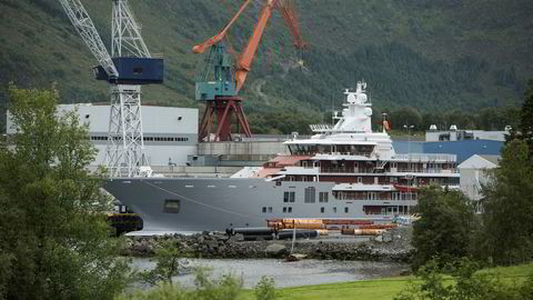 Luksusyachten «Ulysses» avbildet under bygging hos Kleven i Ulsteinvik