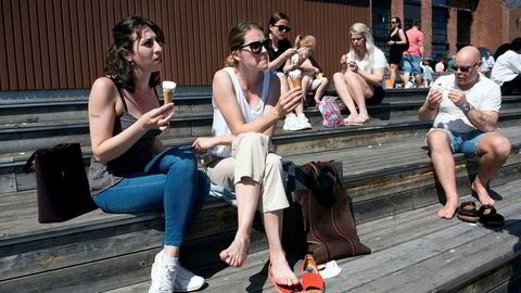 Sommer og is på Aker Brygge. Venninnene Dajana Draskovic (til venstre) og Oksana Bukhney nøt sommeren på bryggekanten. I bakgrunnen Ida, Mari, Renate og Endre Lindström ferierende fra Sogndal.