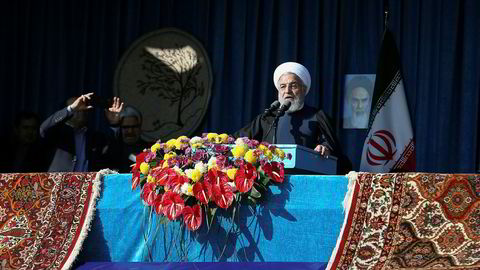 Irans president Hassan Rouhani taler til folket under en tur til byen Shahroud i Iran tirsdag.