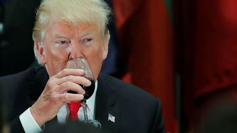 USAs president Donald Trump er misfornøyd med Frankrikes skattelegging av amerikanske nettselskaper, og svarer med å true om toll på fransk vin. Her fra en FN-samling i september i fjor hvor han drikker Cola Light fra et vinglass.