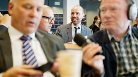 Arbeiderpartiets Arild Grande (midten) vil ha større avstand mellom politikerne og NRK. Her med NRK-sjef Thor Gjermund Eriksen (foran til venstre). Foto Thomas Haugersveen