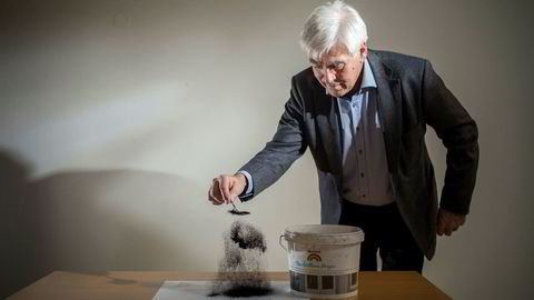 Arne Godal strør en skje karbonpulver på et ark. Salgbart, rent karbon skal nå være et biprodukt av hydrogenproduksjonen. Hans tidligere karbon prosjekt Carbontech gikk konkurs.