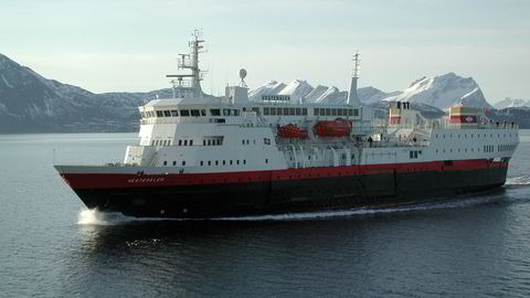 VENTER BEDRING:  Hurtigruta Vesterålen fotografert på kysten av Troms. Hurtigruten - hurtigruter . Foto:
