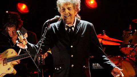 «Fantastisk, helt utrolig», har Bob Dylan sagt om at han er tildelt Nobelprisen i litteratur. Her er han under en konsert i Los Angeles i oktober. Foto: Chris Pizzello/AP/NTB Scanpix