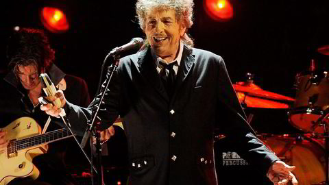 «Fantastisk, helt utrolig», har Bob Dylan sagt om at han er tildelt Nobelprisen i litteratur. Her er han under en konsert i Los Angeles i oktober. Foto: Chris Pizzello/AP/NTB Scanpix