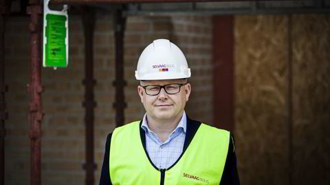 Administrerende direktør Baard Schumann i Selvaag Bolig foran et boligprosjekt under bygning. Foto: Klaudia Lech