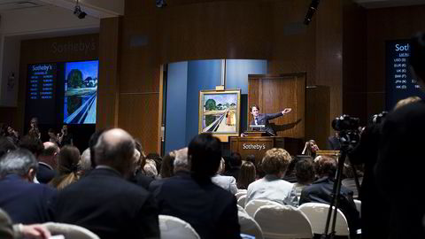 DUKET FOR NY REKORD. Munchs «Pikene på broen» (1902) ble sist klubbet til 30,8 millioner dollar av Sotheby-auksjonarius Tobias Meyer, i New York, 2008. Foto: Ståle Andersen