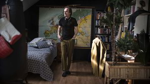 Hjemme. Forfatter og musiker Sverre Knudsen hjemme på Torshov. Han har ikke mistet sitt politiske bitt eller sans for stil siden 1979