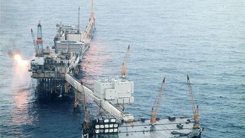 Rammebetingelsene for petroleumsvirksomheten er utviklet gjennom 50 år for å nå målene i petroleumspolitikken. De er skreddersydd for å fungere over tid, inkludert å være robuste for både høye og lave priser på olje- og gass. Bildet er fra Ekofisk-senteret i Nordsjøen i 1974-