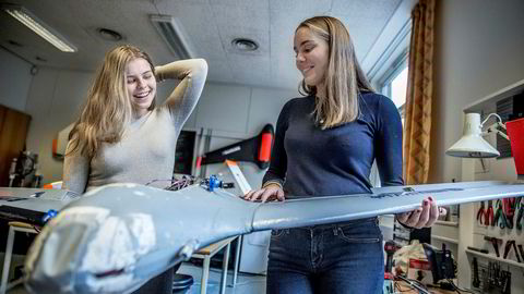 Andrea Schnell (19) og Nina Valberg Nygaarden (20) startet på kybernetikk og robotikk på NTNU i høst.