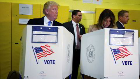Donald Trump avlegger sin stemme sammen med kona Melania Trump på Public School 59.