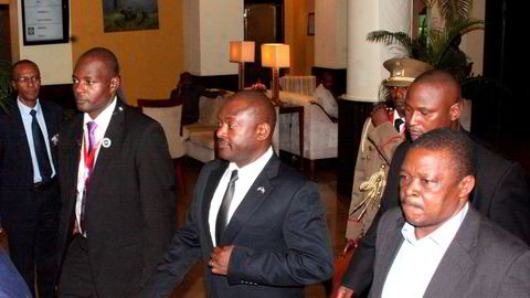 Burundis president Pierre Nkurunziza (midten) med følge på vei til Julius internasjonale flyplass i Dar es Salaam i Tanzania onsdag. Foto: Reuters / NTB scanpix