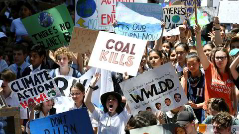 Mange tusen australske skoleelever demonstrerte fredag mot hva de mener er klimafiendtlige og handlingslammede politikere. De har latt seg inspirere av den svenske 15-åringen Greta Thunberg.