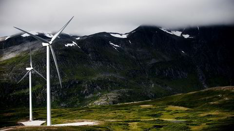 Norske samfunnsøkonomer er da også stort sett samstemte i at vindkraft er noe Norge ikke trenger, sier forfatteren. Her er Fakken vindpark på Vannøya. Foto: Thomas Haugersveen