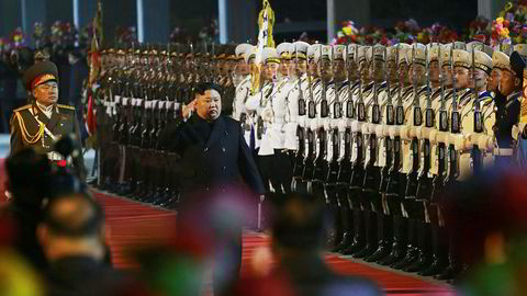 Nord-Koreas leder Kim Jong Un inspiserer onsdag æresgarden på en ikke navngitt jernbanestasjon før avgangen til Russland.