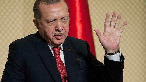 Tyrkias president Recep Tayyip Erdogan sa under et besøk i Tunisia onsdag at Syrias president Bashar al-Assad ikke bør få delta på den planlagte fredskonferansen i Sotsji.