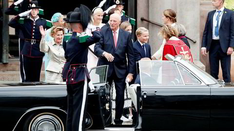 Med utgangspunkt i fysisk og psykisk belastning samt krav til fysisk og psykisk skikkethet, har det kongelige hoff bedt om lavere pensjonsalder for kongefamiliens sjåfører. Her er kong Harald og dronning Sonja på inn i bilen under feiringen av gullbryllup.