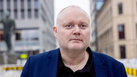 LOs nestleder Are Tomasgard "bare spør" om sentralbanksjef Ida Wolden Bache holder igjen på rentekutt av politiske årsaker.